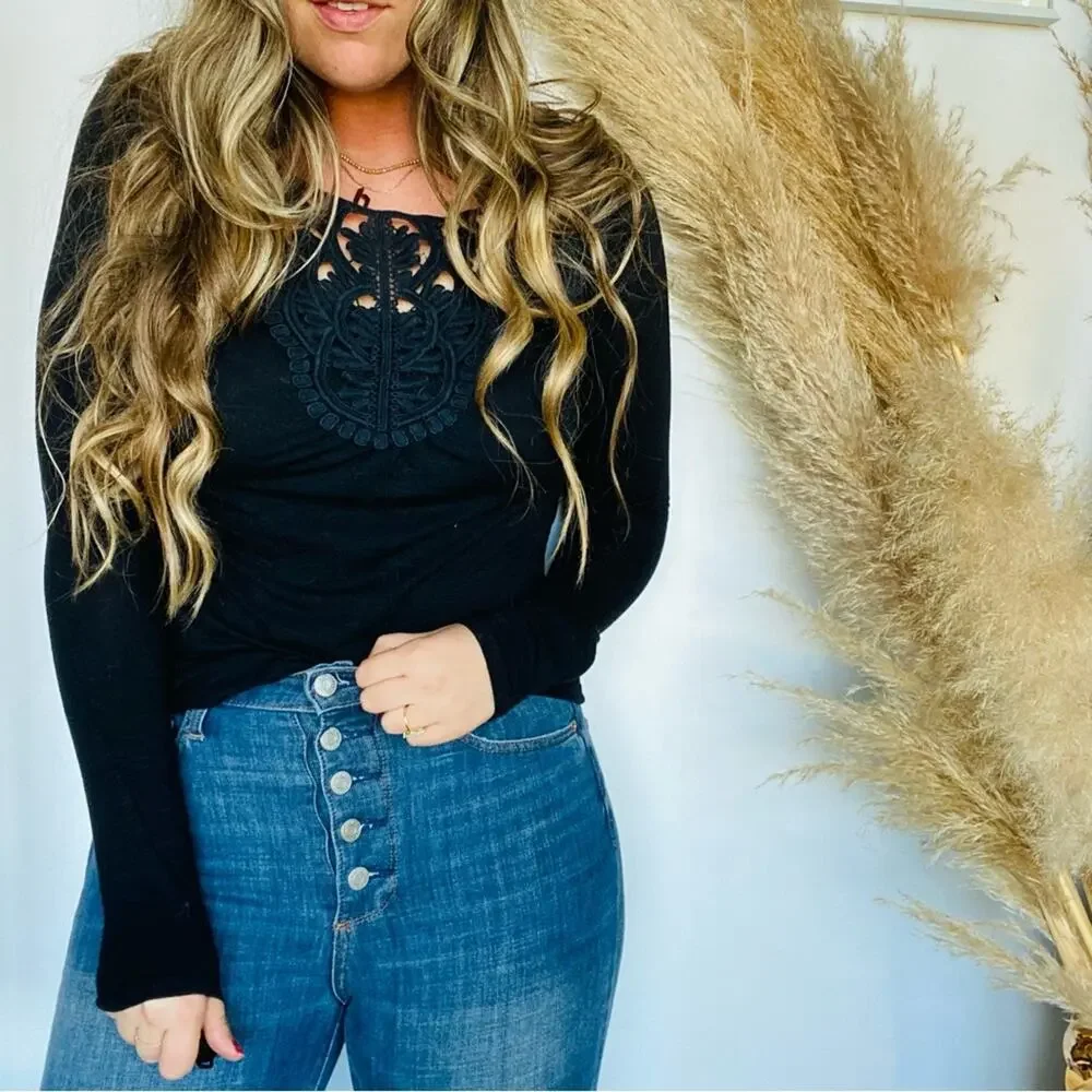 ANTHROPOLOGIE MEADOW RUE Black Long Sleeve Lace Yoke Crew Neck Tee Shirt Top XS